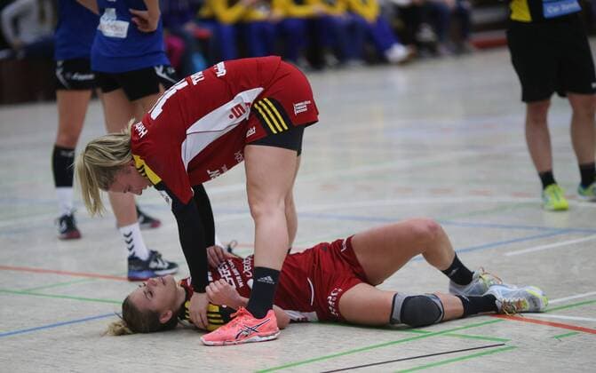 lsp r handball HBL HSG Bensheim vs HSG Blomberg Lippe season 2017 2018 10 02 2018 Bensheim v l Caroline Thomas takes care of Bogna Sobiech both Bensheim action frame ba