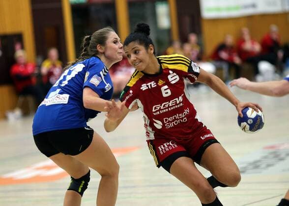 lsp r handball HBL HSG Bensheim vs HSG Blomberg Lippe season 2017 2018 10 02 2018 Bensheim v l Alicia Stolle Blomberg Rafika Ettaqi Bensheim action battle ba