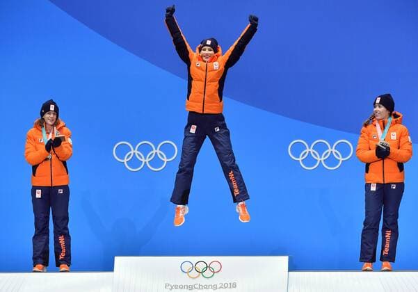 (180211) -- PYEONGCHANG, Feb. 11, 2018 -- Champion Carlijn Achtereekte (C), second-placed Ireen Wust (L) and third-placed Antoinette De Jong, all from the Netherlands, celebrate during the medal ceremony of ladies 3000m event of Speed skating Eisschnelllauf at 2018 PyeongChang Winter Olympic Games Olympische Spiele Olympia OS at the Medal Plaza in PyeongChang, South Korea, on Feb. 11, 2018. ) (SP)OLY-SOUTH KOREA-PYEONGCHANG-SPEED SKATING-LADIES 3000M-MEDAL CEREMONY LuixSiuxWai 