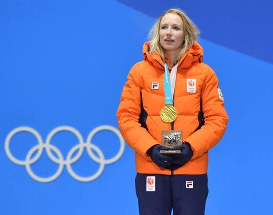 (180211) -- PYEONGCHANG, Feb. 11, 2018 -- Champion Carlijn Achtereekte of the Netherlands stands on podium during the medal ceremony of ladies 3000m event of Speed skating Eisschnelllauf at 2018 PyeongChang Winter Olympic Games Olympische Spiele Olympia OS at the Medal Plaza in PyeongChang, South Korea, on Feb. 11, 2018. Lui Siu Wai) (SP)OLY-SOUTH KOREA-PYEONGCHANG-SPEED SKATING-LADIES 3000M-MEDAL CEREMONY LiuxSiuxWai 