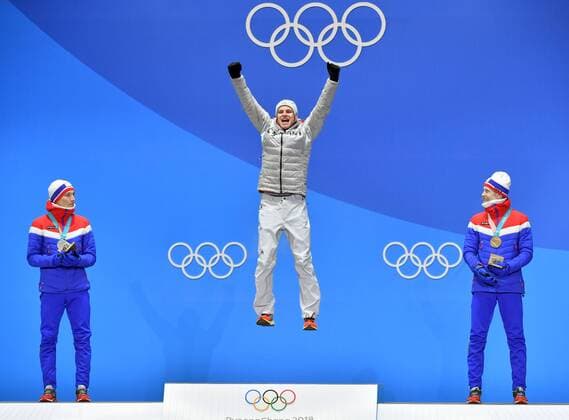 PyeongChang 2018, Skispringen, Andre Wellinger bekommt seine Goldmedaille, Siegerehrung (180211) -- PYEONGCHANG, Feb. 11, 2018 -- Champion Andreas Wellinger from Germany (C), second-placed Johann Andre Forfang (L) from Norway and third-placed Robert Johansson from Norway celebrate during the medal ceremony of men s normal hill individual event of Ski jumping Skispringen Ski nordisch at 2018 PyeongChang Winter Olympic Games Olympische Spiele Olympia OS at the Medal Plaza in PyeongChang, South Korea, on Feb. 11, 2018. ) (SP)OLY-SOUTH KOREA-PYEONGCHANG-SKI JUMPING-MEN S NORMAL HILL INDIVIDUAL-MEDAL CEREMONY LuixSiuxWai 