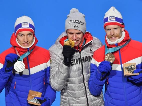 PyeongChang 2018, Skispringen, Andre Wellinger bekommt seine Goldmedaille, Siegerehrung (180211) -- PYEONGCHANG, Feb. 11, 2018 -- Champion Andreas Wellinger from Germany (C), second-placed Johann Andre Forfang (L) from Norway and third-placed Robert Johansson from Norway pose for photos during the medal ceremony of men s normal hill individual event of Ski jumping Skispringen Ski nordisch at 2018 PyeongChang Winter Olympic Games Olympische Spiele Olympia OS at the Medal Plaza in PyeongChang, South Korea, on Feb. 11, 2018. ) (SP)OLY-SOUTH KOREA-PYEONGCHANG-SKI JUMPING-MEN S NORMAL HILL INDIVIDUAL-MEDAL CEREMONY LuixSiuxWai 