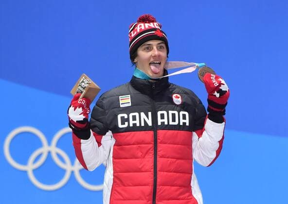 (180211) -- PYEONGCHANG, Feb. 11, 2018 -- Bronze medalist Mark Mcmorris of Canada reacts during the medal ceremony of men s snowboard slopestyle at the 2018 PyeongChang Winter Olympic Games Olympische Spiele Olympia OS at the Phoenix Snow Park in PyeongChang, South Korea, on Feb. 11, 2018. ) (SP)OLY-SOUTH KOREA-PYEONGCHANG-SNOWBOARD-MEN S SLOPESTYLE-MEDAL CEREMONY LuixSiuxWai 