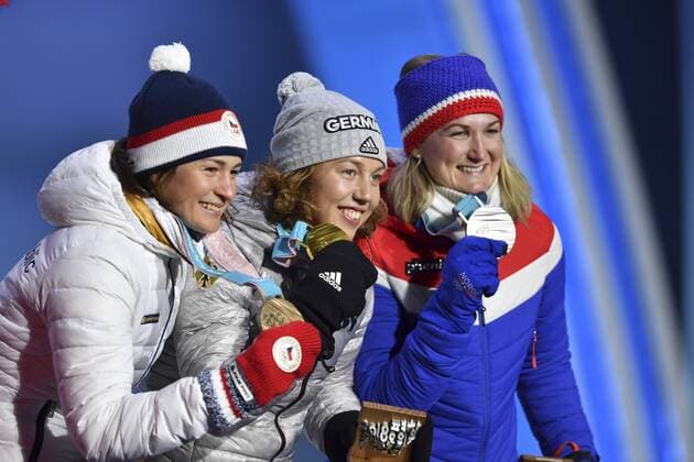 Laura DAHLMEIER GER Olympic champion 1 place gold medallist gold gold medal Olympic champion Jubilee joy enthusiasm li Veronika VITKOVA CZE 3 square bronze bronze medal bronze medal winner re MARTE OLSBU NOR 2 square silver silver medal Silver medalist winners medals victory ceremony Olympic medals Plaza on 11 02 2018 biathlon women s 7 5 km Sprint Sprint of women Winter Olympics 2018 from 09 02 25 02 2018 in PyeongChang Korea Â