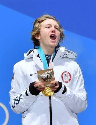 (180211) -- PYEONGCHANG, Feb. 11, 2018 -- Champion Redmond Gerard of the United States reacts during the medal ceremony of men s snowboard slopestyle at the 2018 PyeongChang Winter Olympic Games Olympische Spiele Olympia OS at the Phoenix Snow Park in PyeongChang, South Korea, on Feb. 11, 2018. ) (SP)OLY-SOUTH KOREA-PYEONGCHANG-SNOWBOARD-MEN S SLOPESTYLE-MEDAL CEREMONY LuixSiuxWai 