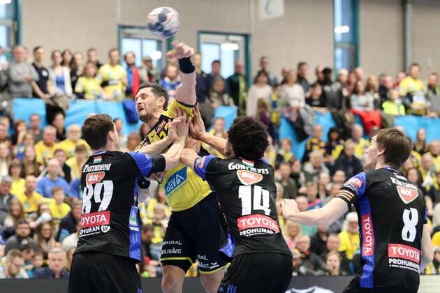 v li Dmitry Zhitnikov Szeged 89 Alexander Petersson RNL 32 Thiagus Peter Gonçalves dos Santos Szeged 14 Jonas Källman Szeged 8 duel duel duel tackle tackling dynamic action action handball Champions League Rhein Neckar Löwen MOL Pick Szeged xozx