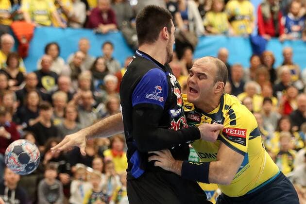 v li Qureshi Banhidi Szeged 27 Rafael Baena Gonzalez RNL 16 duel duel duel tackle tackling dynamic action action handball Champions League Rhein Neckar Löwen MOL Pick Szeged xozx