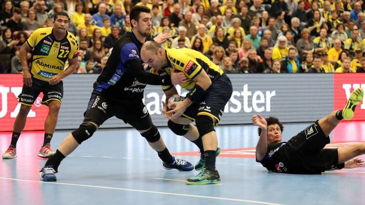 v li Qureshi Banhidi Szeged 27 Rafael Baena Gonzalez RNL 16 duel duel duel tackle tackling dynamic action action handball Champions League Rhein Neckar Löwen MOL Pick Szeged xozx