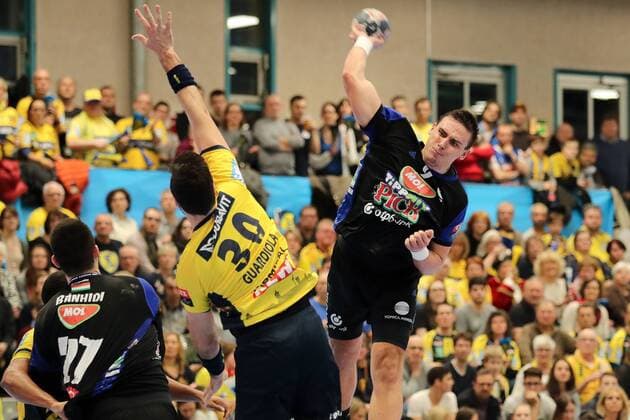 v li Gedeon Guardiola RNL 30 can the throw from Richard Bodo Szeged 9 jump shot at the jump shot action block action handball Champions League Rhein Neckar Löwen MOL Pick Szeged xozx