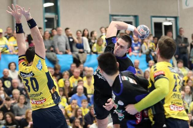 v li Gedeon Guardiola RNL 30 can the throw from Richard Bodo Szeged 9 jump shot at the jump shot action block action handball Champions League Rhein Neckar Löwen MOL Pick Szeged xozx