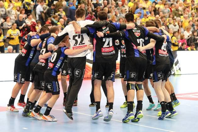 Players of SC MOL Pick Szeged jubilation after the final whistle win winner winners cheers cheer joy optimistic action action handball Champions League Rhein Neckar Lions MOL Pick Szeged xozx