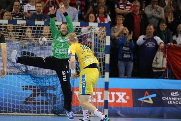 SG Flensburg Handewitt PGE Vive Kielce EHF Champions League Flensburg 11 02 18 Flensburg 11 02 18 sports handball VELUX EHF Champions League season 2017 2018 group stage SG Flensburg Handewitt PGE Vive Kielce Karol Bielecki KS Kielce 14 Mattias Andersson SG Flensburg Handewitt 01 xmmkx