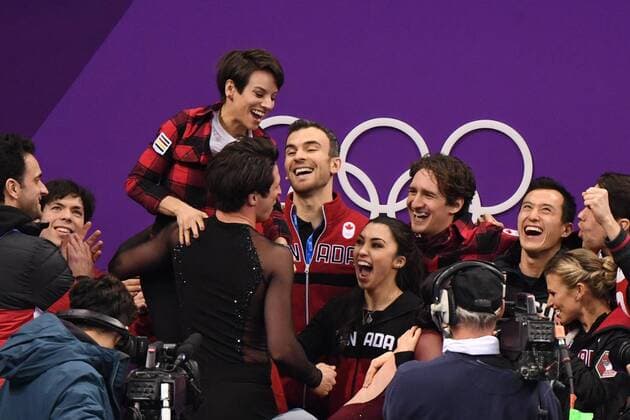 (180212) -- PYEONGCHANG, Feb. 12, 2018 -- Team Canada celebrate after winning the Figure skating Eiskunstlauf team event at the 2018 PyeongChang Winter Olympic Games Olympische Spiele Olympia OS in Gangneung Ice Arena, South Korea, on Feb. 12, 2018. Canada won the gold medal with 73 points in total. ) (SP)OLY-SOUTH KOREA-PYEONGCHANG-FIGURE SKATING-TEAM EVENT JuxHuanzong 