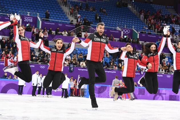 (180212) -- PYEONGCHANG, Feb. 12, 2018 -- Team Canada celebrate after winning the Figure skating Eiskunstlauf team event at the 2018 PyeongChang Winter Olympic Games Olympische Spiele Olympia OS in Gangneung Ice Arena, South Korea, on Feb. 12, 2018. Canada won the gold medal with 73 points in total. ) (SP)OLY-SOUTH KOREA-PYEONGCHANG-FIGURE SKATING-TEAM EVENT WangxSong 