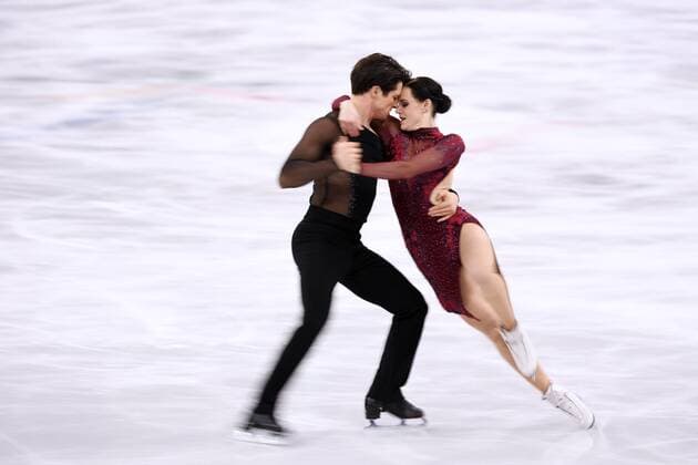 (180212) -- PYEONGCHANG, Feb. 12, 2018 -- Canada s Tessa Virtue (R) and Scott Moir compete during the ice dance free dance of Figure skating Eiskunstlauf team event at the 2018 PyeongChang Winter Olympic Games Olympische Spiele Olympia OS in Gangneung Ice Arena, South Korea, on Feb. 12, 2018. Team Canada won the gold medal of figure skating team event with 73 points in total.) (SP)OLY-SOUTH KOREA-PYEONGCHANG-FIGURE SKATING-TEAM EVENT JuxHuanzong 