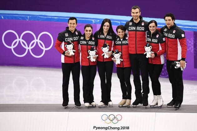 (180212) -- PYEONGCHANG, Feb. 12, 2018 -- Team Canada pose for group photos after winning the Figure skating Eiskunstlauf team event at the 2018 PyeongChang Winter Olympic Games Olympische Spiele Olympia OS in Gangneung Ice Arena, South Korea, on Feb. 12, 2018. Canada won the gold medal with 73 points in total. ) (SP)OLY-SOUTH KOREA-PYEONGCHANG-FIGURE SKATING-TEAM EVENT JuxHuanzong 