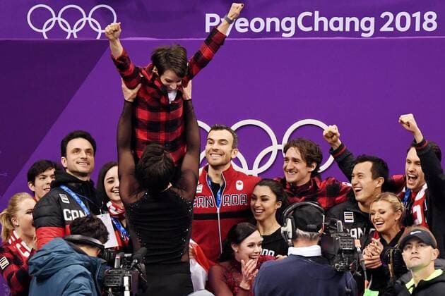 (180212) -- PYEONGCHANG, Feb. 12, 2018 -- Team Canada celebrate after winning the Figure skating Eiskunstlauf team event at the 2018 PyeongChang Winter Olympic Games Olympische Spiele Olympia OS in Gangneung Ice Arena, South Korea, on Feb. 12, 2018. Canada won the gold medal with 73 points in total. ) (SP)OLY-SOUTH KOREA-PYEONGCHANG-FIGURE SKATING-TEAM EVENT JuxHuanzong 