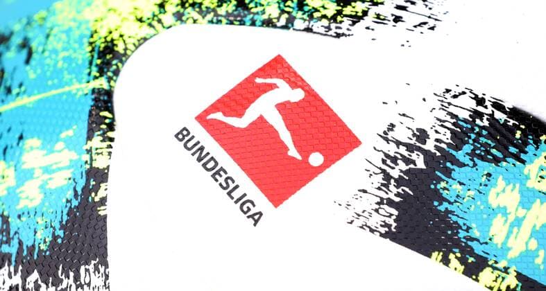 Aue, 11.02.2018, Erzgebirgsstadion, Fussball, 2.Bundesliga, 22.Spieltag , FC Erzgebirge Aue vs. FC Ingolstadt 0:0 , Im Bild; Logo der Bundesliga DFL auf Ball, Spielball, adidas. , *** Aue 11 02 2018 Erzgebirgsstadion Football 2 22 Bundesliga game day FC Erzgebirge Aue vs FC Ingolstadt 0 0 In the image logo of the Bundesliga DFL on ball game ball adidas