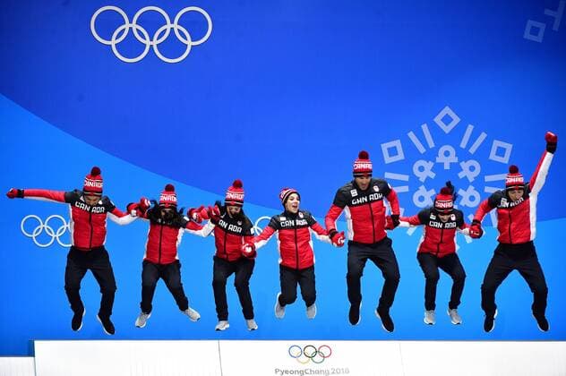 PyeongChang 2018 - Highlights der Olympischen Spiele Bilder des Tages - SPORT Members of the Canada Figure skating Eiskunstlauf Ice Dance Team celebrate as they are awarded their gold medals during their medal ceremony during the Pyeongchang 2018 Winter Olympics, in Pyeongchang, South Korea, on February 12, 2018.  OLY20180212330 KEVINxDIETSCH