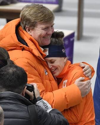 PyeongChang 2018 - Highlights der Olympischen Spiele Bilder des Tages - SPORT 12-02-2018 SCHAATSEN: OLYMPISCHE SPELEN: Olympic Games Olympische Spiele Olympia OS PYEONGCHANG 2018 Koning Willem-Alexander, aanwezig bij de 1500 meter vrouwen drukt Ireen Wust (JustLease.nl) tegen zich aan Foto: Soenar Chamid xVIxVIxImagesx xSoenarxChamidxsportfotografiexIVx 10049355