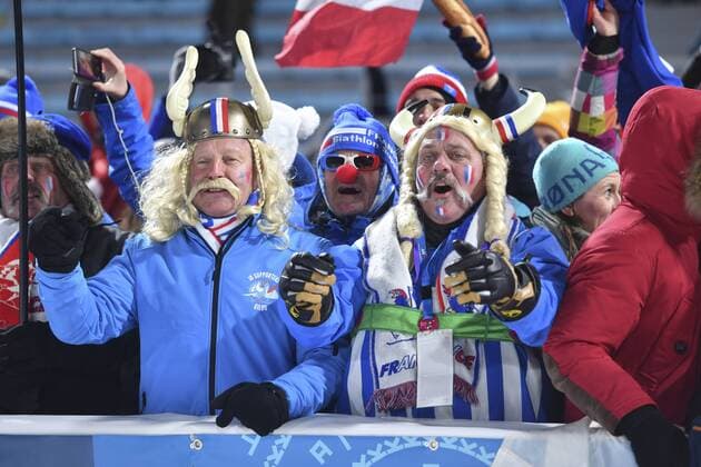 allgemein, Feature, Randmotiv, Franzoesische Fans, Supporter, Anhaenger, verkleidet als Asterix, Gallier, jubeln ueber den Sieg von Martin FOURCADE, FRA, 1. Platz, Goldmedaillengewinner, Gold, Goldmedaille, Olympiasieger, Jubel, jubelt, Freude, Begeisterung, Emotion, jubeln, cheers, Flower Ceremony Biathlon, Mens s 12,5 km Pursuit 12,5 km Verfolgung der Maenner am 12.02.2018. Olympische Winterspiele 2018, vom 09.02. - 25.02.2018 in PyeongChang Suedkorea. Â *** General feature edge-motive French fans supporter trailer disguised as a Gaul Asterix cheer victory by Martin FOURCADE FRA 1 place gold medalist gold medal Olympic cheers cheers joy enthusiasm emotion cheers flower cheer Ceremony biathlon mens s 12 5 km pursuit 12 5 km pursuit of men on 12 02 2018 Winter Olympics 2018 from 09 02 25 02 2018 in PyeongChang Korea Â