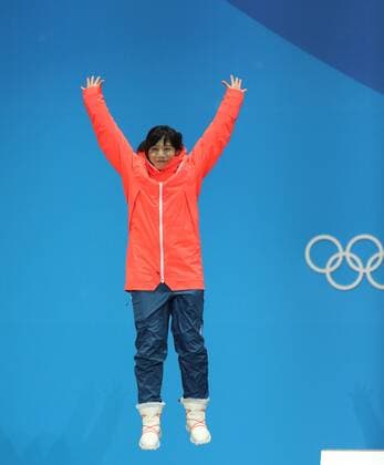 (180213) -- PYEONGCHANG, Feb. 13, 2018 -- Second-placed Miho Takagi from Japan reacts during the medal ceremony of ladies 1500m event of Speed skating Eisschnelllauf at 2018 PyeongChang Winter Olympic Games Olympische Spiele Olympia OS at the Medal Plaza in PyeongChang, South Korea, on Feb. 13, 2018. ) (SP)OLY-SOUTH KOREA-PYEONGCHANG-SPEED SKATING-LADIES 1500M-MEDAL CEREMONY BaixXuefei 