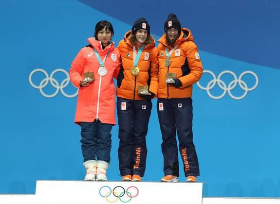 (180213) -- PYEONGCHANG, Feb. 13, 2018 -- Champion Ireen Wust (C) from the Netherlands, second-placed Miho Takagi (L) from Japan and third-placed Marrit Leenstra from the Netherlands pose for photos during the medal ceremony of ladies 1500m event of Speed skating Eisschnelllauf at 2018 PyeongChang Winter Olympic Games Olympische Spiele Olympia OS at the Medal Plaza in PyeongChang, South Korea, on Feb. 13, 2018. ) (SP)OLY-SOUTH KOREA-PYEONGCHANG-SPEED SKATING-LADIES 1500M-MEDAL CEREMONY BaixXuefei 