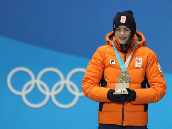 (180213) -- PYEONGCHANG, Feb. 13, 2018 -- Third-placed Marrit Leenstra from the Netherlands poses for photos during the medal ceremony of ladies 1500m event of Speed skating Eisschnelllauf at 2018 PyeongChang Winter Olympic Games Olympische Spiele Olympia OS at the Medal Plaza in PyeongChang, South Korea, on Feb. 13, 2018. ) (SP)OLY-SOUTH KOREA-PYEONGCHANG-SPEED SKATING-LADIES 1500M-MEDAL CEREMONY BaixXuefei 