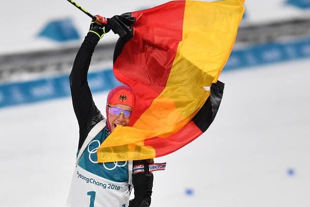 Laura DAHLMEIER (GER) 1. Platz, Goldmedaillengewinnerin, Gold, Goldmedaille, Olympiasiegerin, im Ziel, Zieleinlauf mit der deutschen Flagge, Fahne, Jubel, jubelt, Freude, Begeisterung, Emotion, jubeln, cheers, Aktion Langlauf, Biathlon, Womens s 10 km Pursuit 10 km Verfolgung der Frauen am 12.02.2018. Olympische Winterspiele 2018, vom 09.02. - 25.02.2018 in PyeongChang Suedkorea. *** Laura DAHLMEIER GER 1 square gold medallist gold gold medal Olympic champion at the finish finish with the German flag flag Jubilee joy cheers emotion enthusiasm cheer cheers action cross country skiing 10 km pursuit biathlon Womens s 10 km pursuit of women on 12 02 2018 Winter Olympics 2018 from 09 02 25 02 2018 in PyeongChang of South Korea