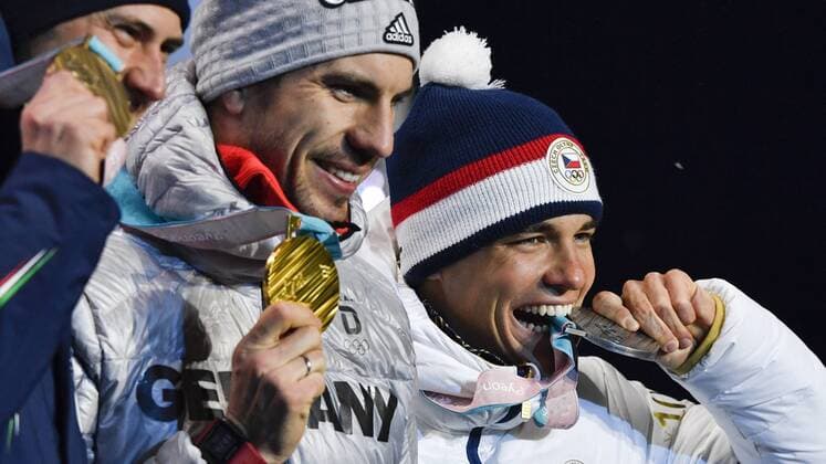 Bilder des Tages - SPORT Men s 10-kilometer biathlon sprint medalists from right, the Czech Republic s Michal Krcmar, silver, Germany s Arnd Peiffer, gold, and Italy s Dominik Windisch, bronze, pose during their medals ceremony at the 2018 Winter Olympics in Pyeongchang, South Korea, February 13, 2018. (CTKxPhoto MichalxKamaryt) CTKPhotoP201802130586001  kmt 6
