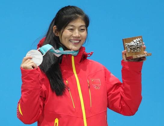 (180213) -- PYEONGCHANG, Feb. 13, 2018 -- Silver medalist China s Liu Jiayu poses for photos during the medal ceremony of ladies halfpipe finals of snowboard at the 2018 PyeongChang Winter Olympic Games Olympische Spiele Olympia OS at the Medal Plaza in PyeongChang, South Korea, on Feb. 13, 2018. ) (SP)OLY-SOUTH KOREA-PYEONGCHANG-SNOWBOARD-LADIES HALFPIPE-MEDAL CEREMONY BaixXuefei 