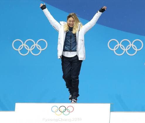 (180213) -- PYEONGCHANG, Feb. 13, 2018 -- Gold medalist Chloe Kim of the United States poses for photos during the medal ceremony of ladies halfpipe finals of snowboard at the 2018 PyeongChang Winter Olympic Games Olympische Spiele Olympia OS at the Medal Plaza in PyeongChang, South Korea, on Feb. 13, 2018. ) (SP)OLY-SOUTH KOREA-PYEONGCHANG-SNOWBOARD-LADIES HALFPIPE-MEDAL CEREMONY BaixXuefei 
