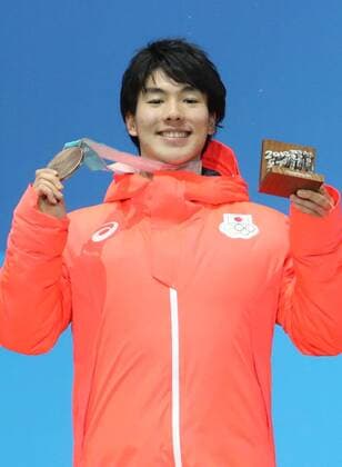 (180213) -- PYEONGCHANG, Feb. 13, 2018 -- Bronze medalist Daichi Hara from Japan poses for photos during the medal ceremony of men s moguls event of freestyle skiing at 2018 PyeongChang Winter Olympic Games Olympische Spiele Olympia OS at the Medal Plaza in PyeongChang, South Korea, on Feb. 13, 2018. ) (SP)OLY-SOUTH KOREA-PYEONGCHANG-FREESYTLE SKIING-MEN S MOGULS-MEDAL CEREMONY BaixXuefei 