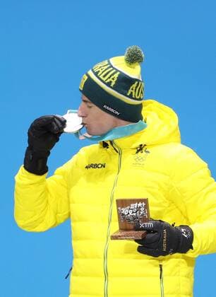 Bilder des Tages - SPORT (180213) -- PYEONGCHANG, Feb. 13, 2018 -- Silver medalist Matt Graham from Australia celebrates during the medal ceremony of men s moguls event of freestyle skiing at 2018 PyeongChang Winter Olympic Games Olympische Spiele Olympia OS at the Medal Plaza in PyeongChang, South Korea, on Feb. 13, 2018. ) (SP)OLY-SOUTH KOREA-PYEONGCHANG-FREESYTLE SKIING-MEN S MOGULS-MEDAL CEREMONY BaixXuefei 