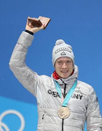 Bilder des Tages - SPORT (180213) -- PYEONGCHANG, Feb. 13, 2018 -- Third-placed Benedikt Doll from Germany poses for photos during medal ceremony of men s 12.5km pursuit event of biathlon at 2018 PyeongChang Winter Olympic Games Olympische Spiele Olympia OS at the Medal Plaza in PyeongChang, Feb. 13, 2018. ) (SP)OLY-SOUTH KOREA-PYEONGCHANG-BIATHLON-MEN S 12.5KM PERSUIT-MEDAL CEREMONY BaixXuefei 