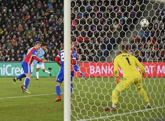 13 02 2018 football UEFA Champions League 2017 2018 knockout FC Basel Manchester City at St James Park Stadium in Basel Switzerland Ilkay Gündogan 2 v li Manchester City achieved here the Gate 1 0 against goalie Tomas Vaclik re FC Basel