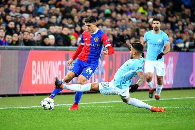 Bilder des Tages - SPORT 13th February 2018, St Jakob Park, Basel, Switzerland; UEFA Champions League football, round of 16, first leg, FC Basel versus Manchester City; Nicolas Otamendi of Manchester City challenges Mohamed Elyounoussi of FC Basel for the ball  ActionPlus11986667