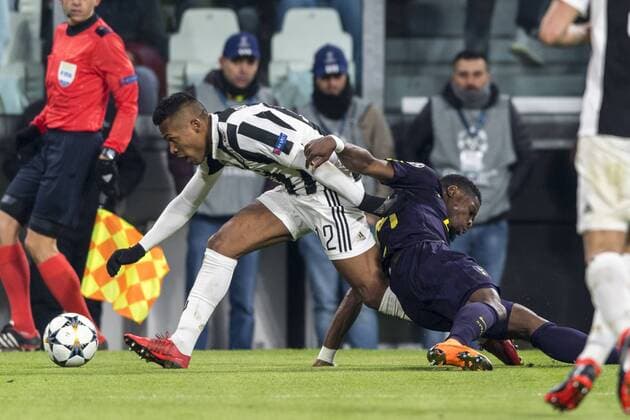 Serge Alain Stephane Aurier of Tottenham Hotspur F.C. and Alex Sandro Lobo Silva of Juventus during the Italian Uefa Champions League Round of 16 First leg match between Juventus 2-2 Tottenham Hotspur at Allianz Stadium on February 13, 2018 in Torino, Germany. Noxthirdxpartyxsales  (72087057)