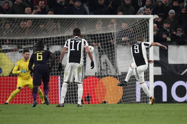 February 13, 2018 - Turin, Italy - Juventus forward Gonzalo Higuain (9) miss the penalty kick during the Uefa Champions League round of 16 football match JUVENTUS - TOTTENHAM on 13 02 2018 at the Allianz Stadium in Turin, Italy. Juventus v Tottenham Hotspur - UEFA Champions League Round of 16: First Leg  - ZUMAn230 20180213_zaa_n230_736 Copyright: xMatteoxBottanellix