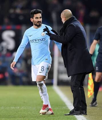 Football CHAMPIONS LEAGUE season 2017 2018 knockout first leg FC Basel Manchester City 13 02 2018 Ilkay Gündogan li Manchester City in conversation with coach Josep Guardiola Manchester City Basel