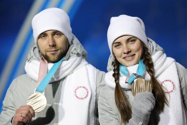 Olympia-Bilder des Tages - SPORT PYEONGCHANG, SOUTH KOREA - FEBRUARY 14, 2018: Bronze medalists, Olympic Athletes from Russia Anastasia Bryzgalova (R) and Aleksandr Krushelnitckii during a medal ceremony for the curling mixed doubles competition at the 2018 Winter Olympic Games Olympische Spiele Olympia OS at Medals Plaza. Sergei Bobylev TASS  TS073C0A