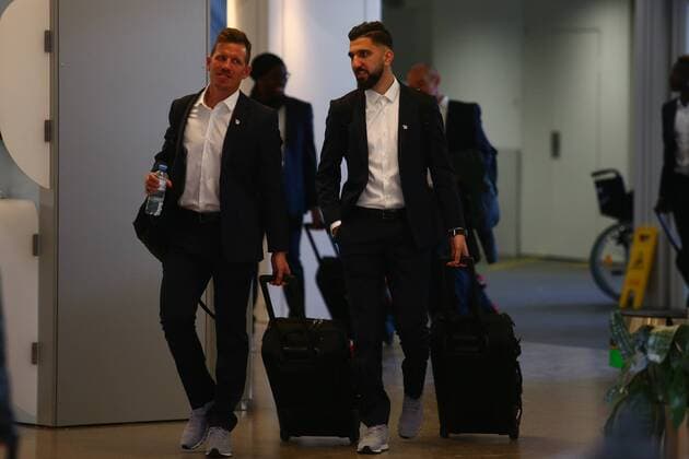 SOCCER - EL, Sociedad vs RBS SALZBURG,AUSTRIA,14.FEB.18 - SOCCER - UEFA Europa League, round of 32, Real Sociedad vs Red Bull Salzburg, preview, departure of RBS. Image shows athlet coach Patrick Eibenberger and Munas Dabbur (RBS). GEPAxpictures xFelixxRoittner