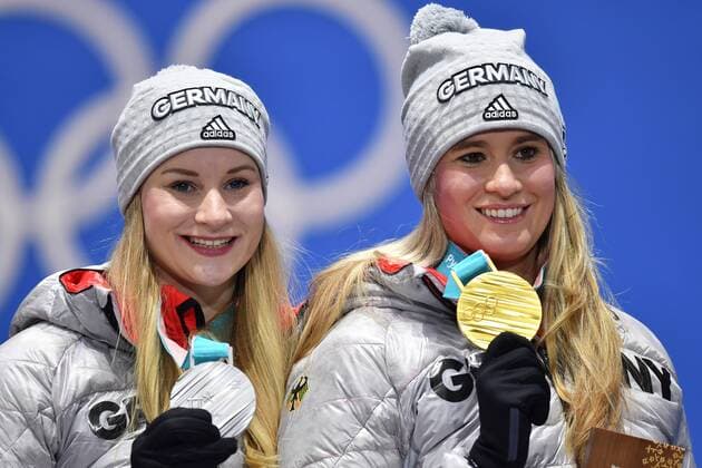 v li Nathalie GEISBERGER GER gold medal medal Olympic Champion athlete re d echo GER silver medal Luge women s singles Luge women victory ceremony PyeongChang Olympic medals Plaza ceremony on 13 02 2018 Winter Olympics 2018 by the 09 02 25 02 2018 in PyeongChang of South Korea