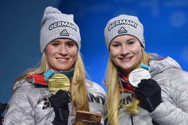 v li Nathalie GEISBERGER GER gold medal medal Olympic Champion athlete re d echo GER silver medal Luge women s singles Luge women victory ceremony PyeongChang Olympic medals Plaza ceremony on 13 02 2018 Winter Olympics 2018 by the 09 02 25 02 2018 in PyeongChang of South Korea