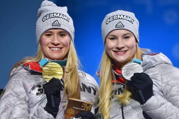 v li Nathalie GEISBERGER GER gold medal medal Olympic Champion athlete re d echo GER silver medal Luge women s singles Luge women victory ceremony PyeongChang Olympic medals Plaza ceremony on 13 02 2018 Winter Olympics 2018 by the 09 02 25 02 2018 in PyeongChang of South Korea
