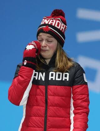 Olympia-Bilder des Tages - SPORT (180214) -- PYEONGCHANG, Feb. 14, 2018 -- Third-placed Canada s Kim Boutin poses for photos during medal ceremony of the ladies 500m event of short track Speed skating Eisschnelllauf at 2018 PyeongChang Winter Olympic Games Olympische Spiele Olympia OS at the Medal Plaza in PyeongChang, South Korea, on Feb. 14, 2018. ) (SP)OLY-SOUTH KOREA-PYEONGCHANG-SHORT TRACK-WOMEN S 500M-MEDAL CEREMONY WuxZhuang 