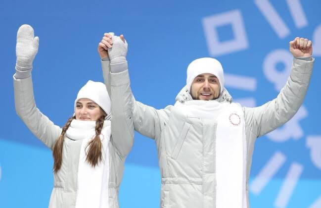 (180214) -- PYEONGCHANG, Feb. 14, 2018 -- Bronze medalists Olympic athletes from Russia Anastasia Bryzgalova (L) and Aleksandr Krushelnitckii celebrate during medal ceremony of the mixed doubles event of curling at 2018 PyeongChang Winter Olympic Games Olympische Spiele Olympia OS at the Medal Plaza in PyeongChang, South Korea, on Feb. 14, 2018. ) (SP)OLY-SOUTH KOREA-PYEONGCHANG-CURLING-MIXED DOULBES-MEDAL CEREMONY WuxZhuang 
