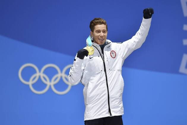 Shaun WHITE USA 1 square gold medalist gold medal Olympic champion Sbowboard Halfpipe with gold medal medal Olympic Champion Olympic cheers cheers joy enthusiasm emotion cheer cheers victory ceremony PyeongChang Olympic medals ceremony Plaza on 14 02 2018 Winter Olympics 2018 from 09 02 25 02 2018 in PyeongChang Korea Â