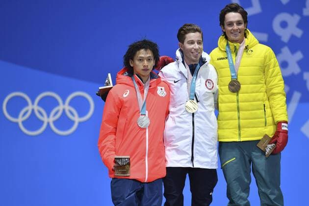 from left Ayumu HIRANO JPN 2 square silver silver medal silver medal winner Shaun WHITE USA 1 square gold medalist gold gold medal Olympic snowboard Halfpipe Scotty JAMES off 3 place bronze bronze medal winner of the bronze medal gold medal Medal Olympic Champion Olympic cheers cheers joy enthusiasm emotion cheer cheers victory ceremony PyeongChang Olympic medals Plaza ceremony on 14 02 2018 Winter Olympics 2018 from 09 02 25 02 2018 in PyeongChang Korea Â