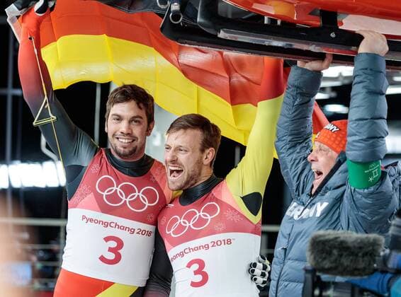 14.02.2018, Olympic Sliding Centre, Pyeongchang, KOR, PyeongChang 2018, Rodeln, Zweisitzer, Herren, im Bild Tobias Wendl und Tobias Arlt (GER, 1. Platz), Bundestrainer Norbert Loch gold medalist and Olympic champion Tobias Wendl and Tobias Arlt of Germany Head Coach Norbert Loch during the mens doubles luge of the Pyeongchang 2018 Winter Olympic Games Olympische Spiele Olympia OS at the Olympic Sliding Centre in Pyeongchang, South Korea on 2018 02 14. Pyeongchang *** 14 02 2018 Olympic sliding centre PyeongChang KOR PyeongChang 2018 sledding two-seater gentlemen pictured Tobias Wendl and Tobias Arlt GER 1 space coach Norbert Loch gold medalist and Olympic champion Tobias Wendl and Tobias Arlt of Germany Head Coach Norbert Loch during the mens doubles luge at the Olympic sliding centre in PyeongChang of South Korea of the PyeongChang 2018 Winter Olympic Games on 2018 02 14 PyeongChang  EX_GRO  